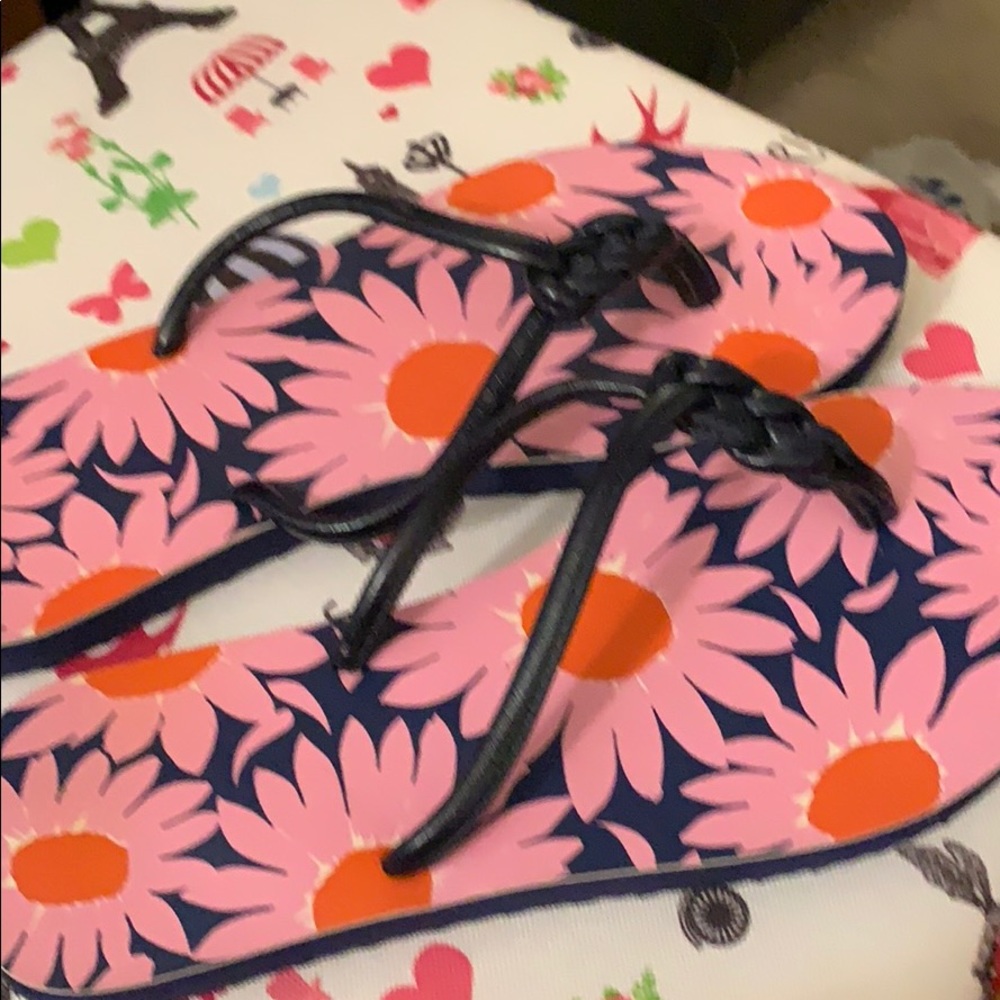 Vera Bradley Loved Me flip flops M